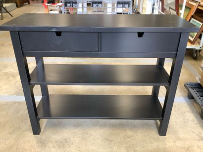 Une console et deux tabourets de bar, en...