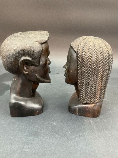 2 statuettes en bois sombre, travail africain....