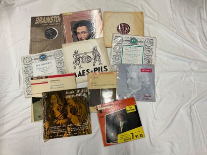 Lot de 50 vinyles 45T et 33T composé de musique...