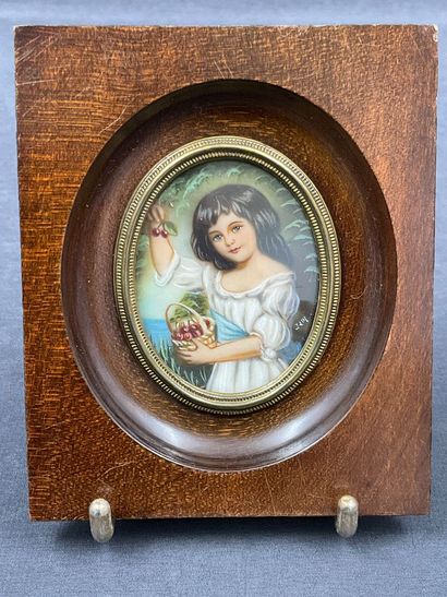 3 miniatures comprenant : la fillette aux...