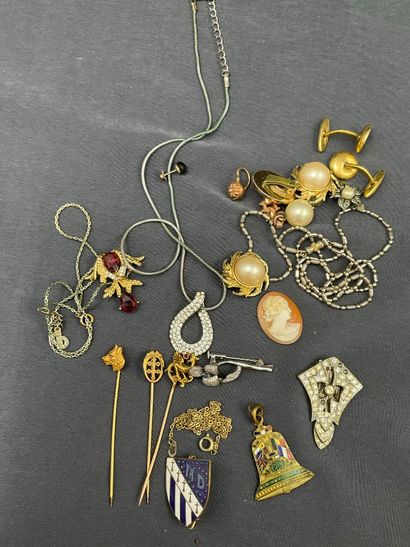 Lot de bijoux fantaisies dont colliers, boucles...