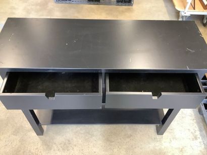 Une console et deux tabourets de bar, en...