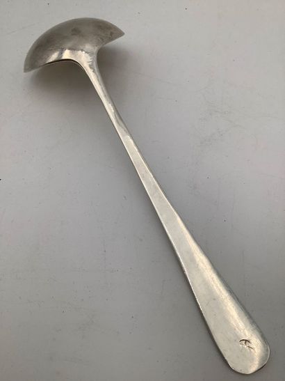 Argent, petite louche à saucière en argent.
Pas...
