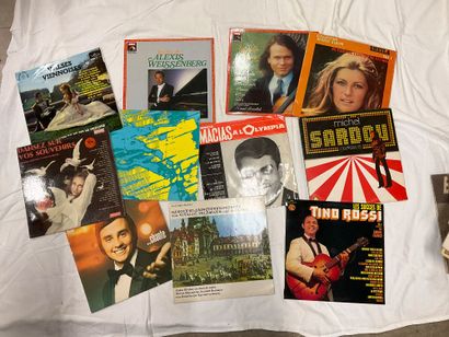 Lot de 50 vinyles 45T et 33T composé de musique...