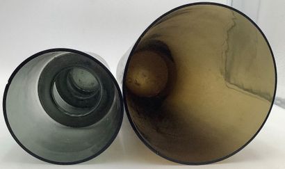 Lot de 2 vases fumés noir 
Un mesurant 30,5cm...