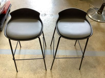 Une console et deux tabourets de bar, en...