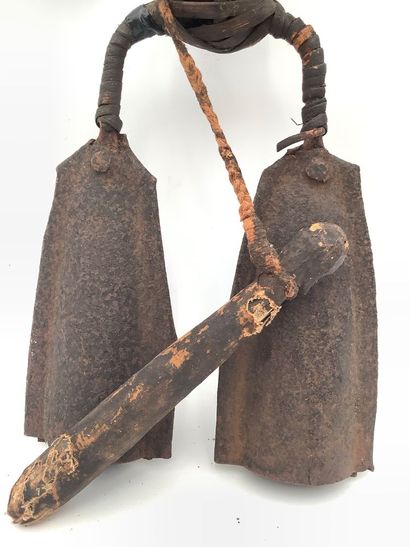 Art d’Afrique, double cloche cérémonielle...