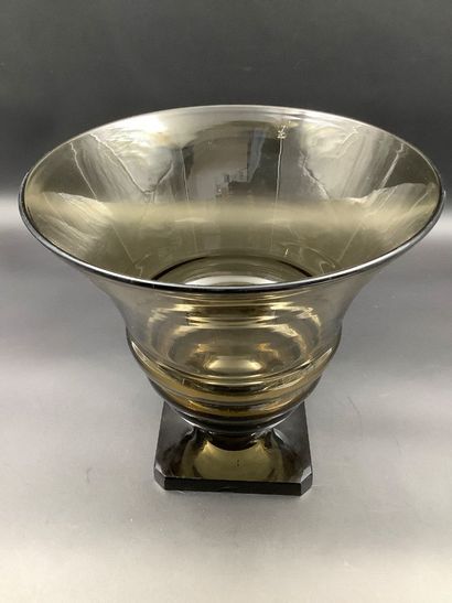 Grand vase en verre fumé style Art Déco des...