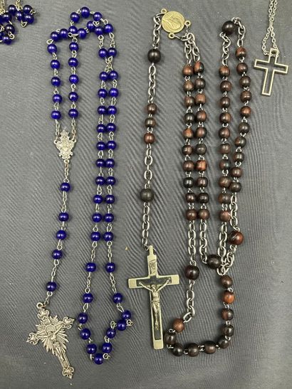 Religiosa, 20 chapelets, croix et médailles,...