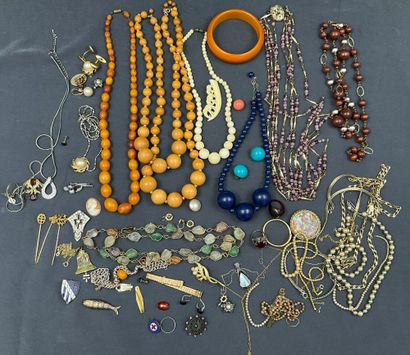 Lot de bijoux fantaisies dont colliers, boucles...