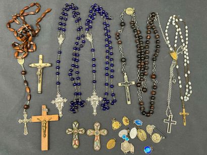 Religiosa, 20 chapelets, croix et médailles,...