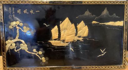 Panneau laqué sur bois à décor lacustre rehaussé...