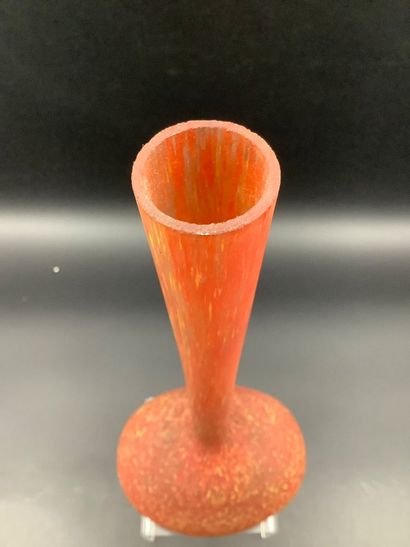 Soliflore à long col en verre marmoréen nuancé...