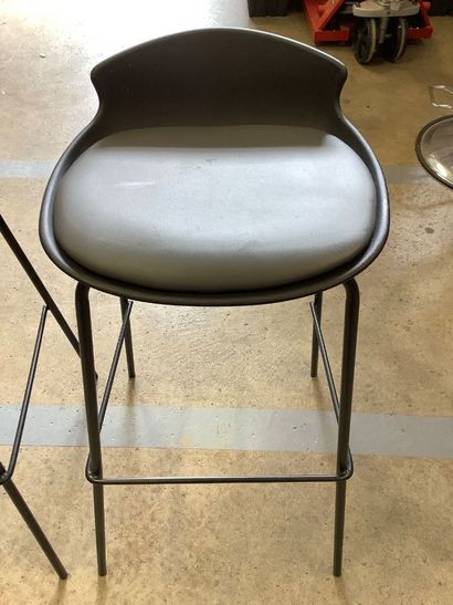 Une console et deux tabourets de bar, en...