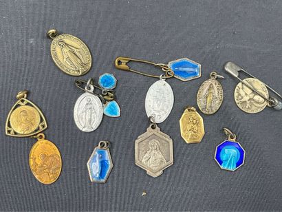 Religiosa, 20 chapelets, croix et médailles,...