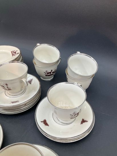 Service incomplet de porcelaine de la maison...