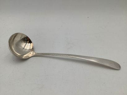 Argent, petite louche à saucière en argent.
Pas...