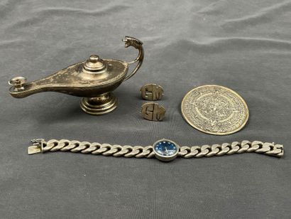 Varia, argent comprenant une broche, une...