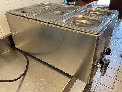 Bain marie inox avec 5 bacs gastro, fonctionnel.
ENLEVEMENT...