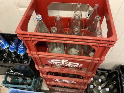 9 caisses plastiques et bouteilles d’eau...