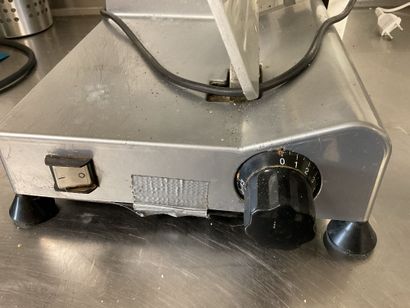Trancheuse à jambon, fonctionnelle, en l’état
ENLEVEMENT...