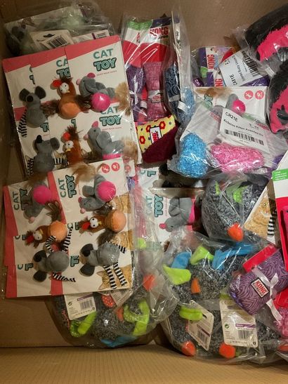 Carton d’une centaine de jouets pour chats,...
