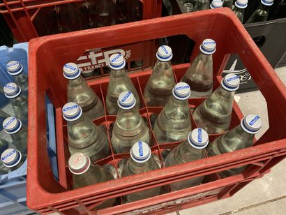 9 caisses plastiques et bouteilles d’eau...