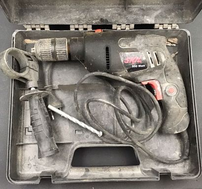 Lot outillage comprenant :
-Une perceuse...