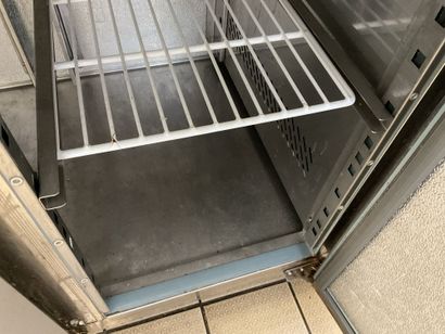Tour inox 3 portes fonctionnel 
180 X 70...