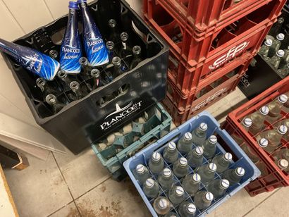9 caisses plastiques et bouteilles d’eau...