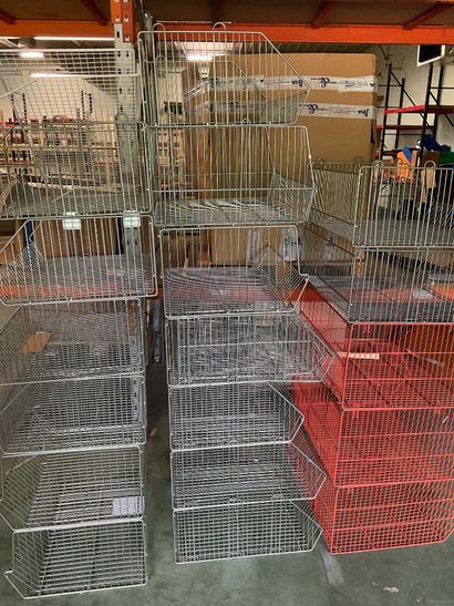 Une centaine de paniers métalliques, en bon...