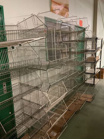 Une centaine de paniers métalliques, en bon...