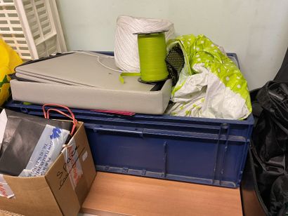Contenu du bureau et du matériel situé devant
LOT...