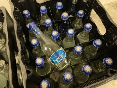 9 caisses plastiques et bouteilles d’eau...