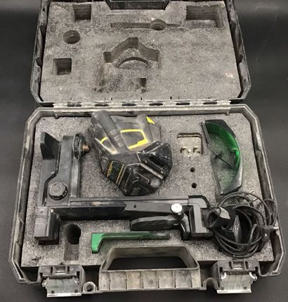 Lot outillage comprenant :
-Une perceuse...