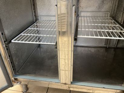 Tour inox 3 portes fonctionnel 
180 X 70...