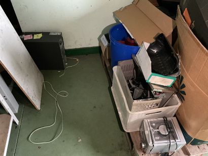 Contenu du bureau et du matériel situé devant
LOT...