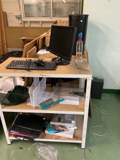 Contenu du bureau et du matériel situé devant
LOT...
