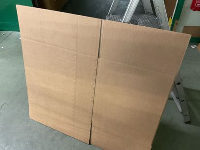 Une centaines de cartons 1/2 palettes, 121x111...