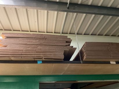 Une centaines de cartons 1/2 palettes, 121x111...