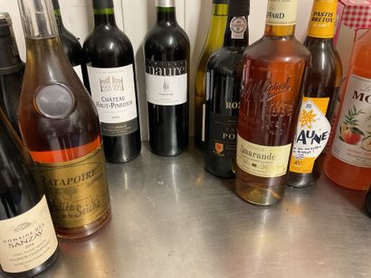 Stock arrière cuisine 
Dont 7 bouteilles...