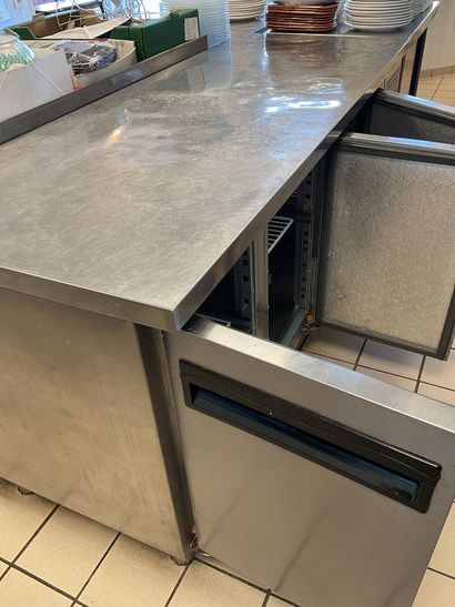 Tour inox 3 portes fonctionnel 
180 X 70...