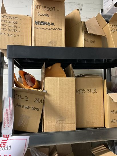 Contenu du bureau et du matériel situé devant
LOT...