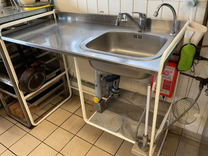 Plonge de 112cm x 55 cm et 2 robinets
ENLEVEMENT...