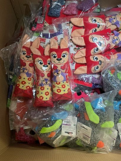 Carton d’une centaine de jouets pour chats,...