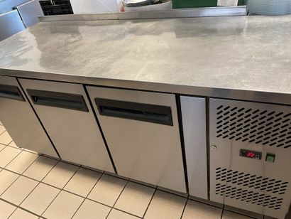 Tour inox 3 portes fonctionnel 
180 X 70...