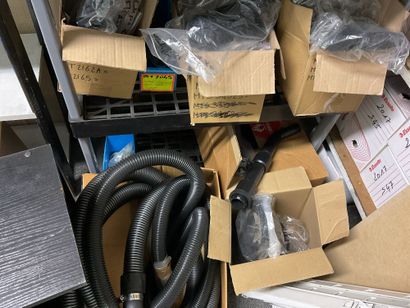 Contenu du bureau et du matériel situé devant
LOT...