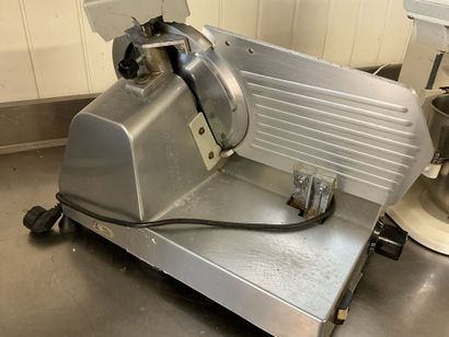 Trancheuse à jambon, fonctionnelle, en l’état
ENLEVEMENT...