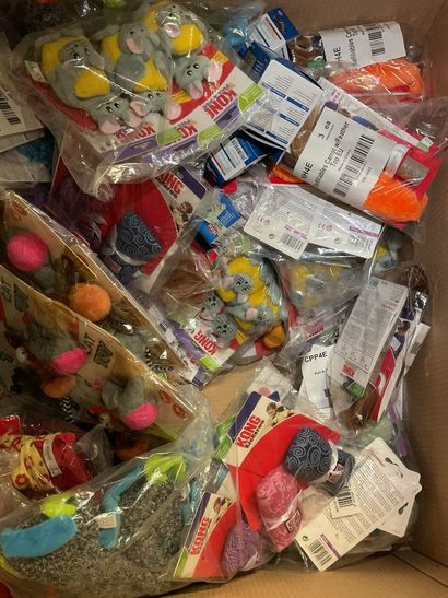 Carton d’une centaine de jouets pour chats,...