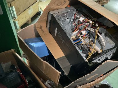 Contenu du bureau et du matériel situé devant
LOT...